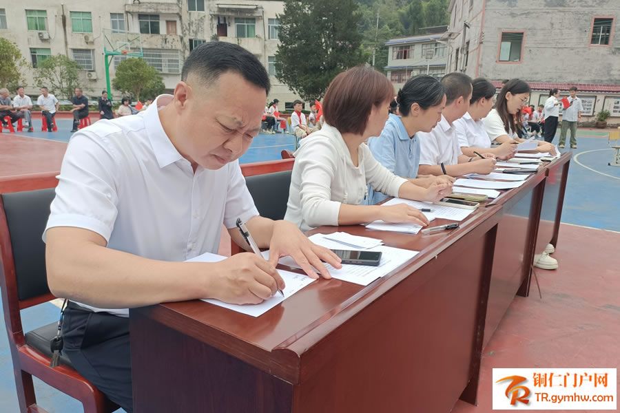 积分人员在计分.jpg