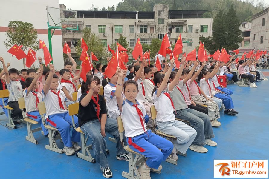 观众为选手摇旗呐喊助威.jpg