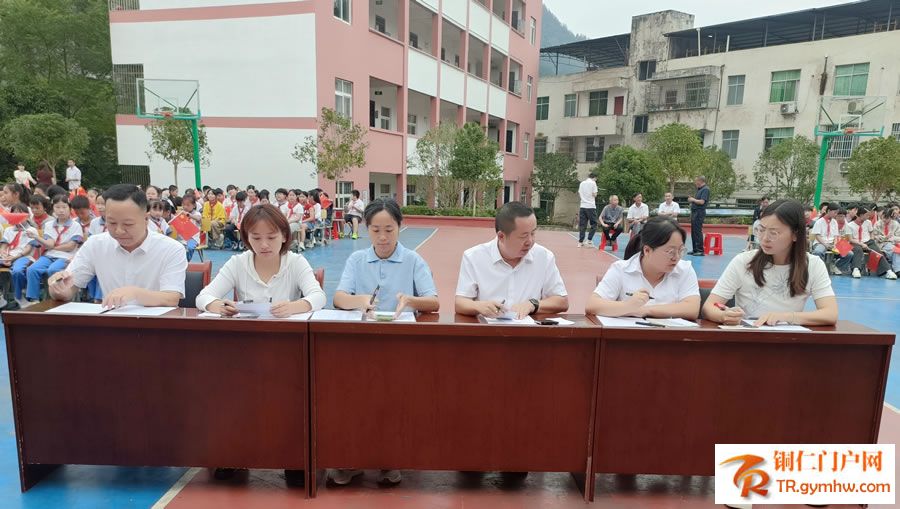 评委正在评分.jpg