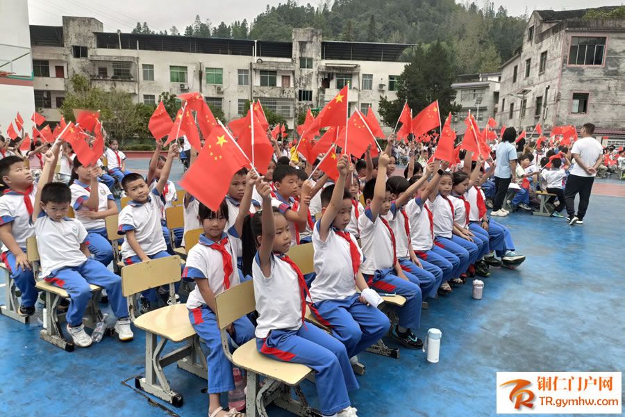 同学们手执小国旗为选手加油.jpg