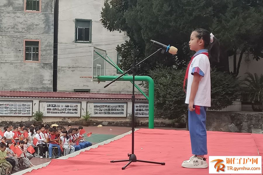 三(1)班杨梦婷同学登台演讲.jpg